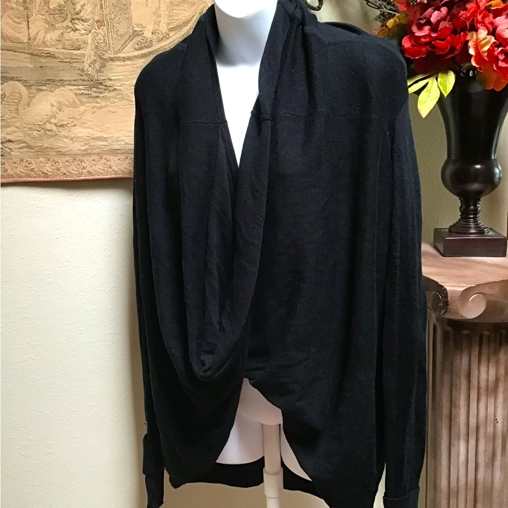 LULULEMON SWEATER size 12, black, long sleeve, thumb holes